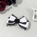 Détail d'une pince à cheveux gothique avec rose en tissu noir, dentelle et rubans - Blanc