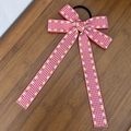 Détail d'un chouchou à nœud vichy rouge et blanc avec motif floral sur fond en bois - Rouge/Blanc Vichy Floral (6#)