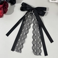 Schwarze Gothic-Haarschleife mit Spitze und Herzanhänger auf grauem Hintergrund - Schwarz