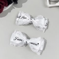 Dettaglio fermagli per capelli con fiocchi di pizzo bianco e scritta 'Just for you' Y2K - Bianco