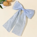 Detailansicht der hellblauen schimmernden Schleifen-Haarspange mit glitzernden Strasssteinen - Blau