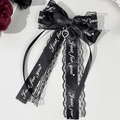 Detail einer schwarzen Spitzen-Schleife mit Herzanhänger und Just for you Aufschrift - Schwarz