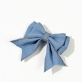 Barrette à cheveux en denim bleu avec coutures contrastées orange et rubans pendants - Bleu clair