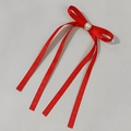 Dettaglio fiocco in seta rossa con perla centrale e lunghi nastri eleganti pendenti - Rosso