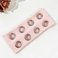 Dettaglio della fascia in maglia rosa con otto occhielli in metallo e tessuto morbido - Rosa