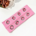 Dettaglio della fascia elastica rosa con occhielli metallici argentati in stile punk rock - Rosso rosa