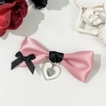 Dettaglio molletta fiocco di raso rosa con nastri neri e ciondolo cuore con croce - Stile Satine Rosa Nero Vintage (3#)