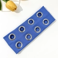 Détail du bandeau en tissu côtelé bleu avec deux rangées d'oeillets métalliques - Bleu