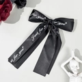 Détail d'un nɝud en satin noir avec texte Just for you imprimé style gothique élégant - Noir