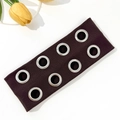 Vue détaillée du bandeau côtelé marron foncé avec œillets métalliques argentés - Marron