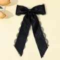 Detail einer eleganten schwarzen Spitze-Schleifenbrosche mit langen Bändern und Blumen - Schwarz