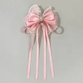 Detalle de pinza para el pelo con lazo de encaje rosa con perla central y cintas largas - Rosa