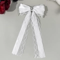 Detail der weißen Gothic-Schleife mit Herzjuwel und silbernen Kreuzanhängern für Haare - Weiß