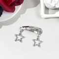 Détail de la pince à cheveux étoile argentée avec décoration rose et main de squelette - Style Double Pendentif Étoile en Strass Assorti (5#)