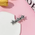 Dettaglio di tre fermagli per capelli a stella argentati Y2K su base in pietra bianca - Tre Stelle Argentate (3#)