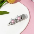 Gros plan de barrettes en forme d'étoile rose et argentée avec texture métal givré - Pince Larme Double Étoile (9#)