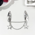 Gros plan de barrettes Y2K argentées avec chaîne et breloques étoiles sur fond blanc - Style Double Pince Chaîne Pendentif Étoile Creuse (9#)