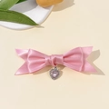 Détail d'une barrette nœud en satin rose avec pendentif cristal en forme de cœur - Rose