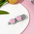 Détail d'une pince à cheveux pattes de chat rose avec base en métal argenté et fleurs - Pince à Cheveux Double Patte de Chat (10#)