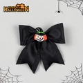 Dettaglio del fermaglio per capelli Halloween con fiocco nero e ciondolo a cappello - Stile Clown (4#)