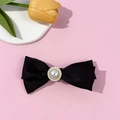 Dettaglio molletta a fiocco in raso nero con perla centrale e decorazione in strass - Nero