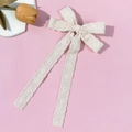 Details einer weißen Spitzen-Haarklammer mit Blumenstickerei und langen Bändern auf Pink - Beige Haarklammer Mit Langem Schwanz (6#)