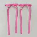 Dettaglio di fiocchi per capelli in raso rosa con nastri lunghi per stile da balletto - Rosa Rossa