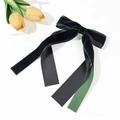 Détail d'une pince à cheveux élégante en velours vert foncé et rubans longs en satin - Vert Foncé