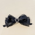 Nahaufnahme der schwarzen Satinschleife Haarspange mit Spitze und silbernem Herz-Strass - Schwarz