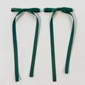 Dettaglio di fermagli a fiocco verde scuro con lunghi nastri in raso lucido - Verde Scuro