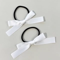 Détail de deux chouchous avec nœuds en satin blanc et élastiques à haute résistance - Blanc