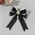 Detailansicht der Spitzen-Haarschleife mit Perlen und elegantem Tropfenanhänger - Schwarz