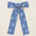 Detalle de lazo para el pelo en denim con estampados florales y bordes festoneados - Azul