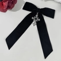 Detail van zwarte fluwelen strik haarclip met vintage zilveren kruis en zwarte edelsteen - Zwart