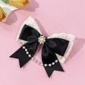 Detalle de horquilla de lazo de encaje vintage con cinta negra, perlas y brillos - Negro