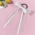 Elastico per capelli con fiocco in pizzo bianco e nastro di raso su sfondo rosa - Scrunchie Bianco
