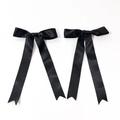 Details von schwarzen Satin-Schleifen mit eleganten langen Bändern und Schwalbenschwanz - Schwarz
