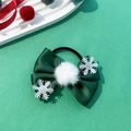 Detalle de coletero con lazo verde, pompón blanco y copos de nieve plateados brillantes - Estilo Copo de Nieve Verde Pompon (2#)