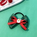 Primer plano de un coletero navideño con lazo de satén verde y un adorno de Papá Noel - Estilo Papá Noel Cinta Verde Borde Rojo (4#)