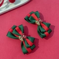 Détail des barrettes de Noël à nœuds superposés rouge et vert avec petites cloches dorées - Vert