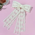 Elegante pinza para el pelo de encaje blanco roto con bordado floral y cintas largas - Beige