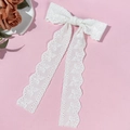 Dettaglio del fiocco per capelli in pizzo bianco con ricamo a farfalla e nappine lunghe - Bianco Nastro Lungo Fiocco (1#)