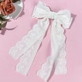 Dettaglio ravvicinato del fiocco per capelli in pizzo bianco con ricami e nastri lunghi - Bianco Grande Ricamo Farfalla (3#)