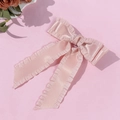 Detailansicht der rosa Satin-Haarspange mit Faltenkanten und elegantem langen Band - Rosa