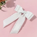 Nahaufnahme der weißen Satin-Haarschleife mit eleganten Rüschenrändern und glatter Textur - Weiß