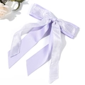 Détail d'une pince à cheveux à carreaux lavande avec de longs rubans en satin - Violet
