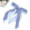 Détail d'une pince à cheveux avec nœud à carreaux bleu et blanc et longs rubans - Bleu