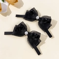 Detalle de dos pinzas para el cabello con lazo negro, cinta de malla y perlas blancas - Negro