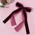 Détail de la pince à cheveux avec nœud en velours bordeaux et organza à longs rubans - Bordeaux