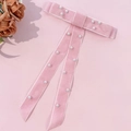 Dettaglio del fiocco in velluto rosa con perle bianche ed eleganti nastri lunghi - Rosa